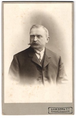 Fotografie Samson & Co., Hamburg, Steindamm 144, Elegant gekleideter Herr mit S 
