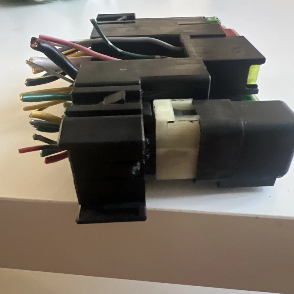 Nissan Armada 2013 soporte de caja de fusibles secundario OEM 284B7 Foto 4 de 4