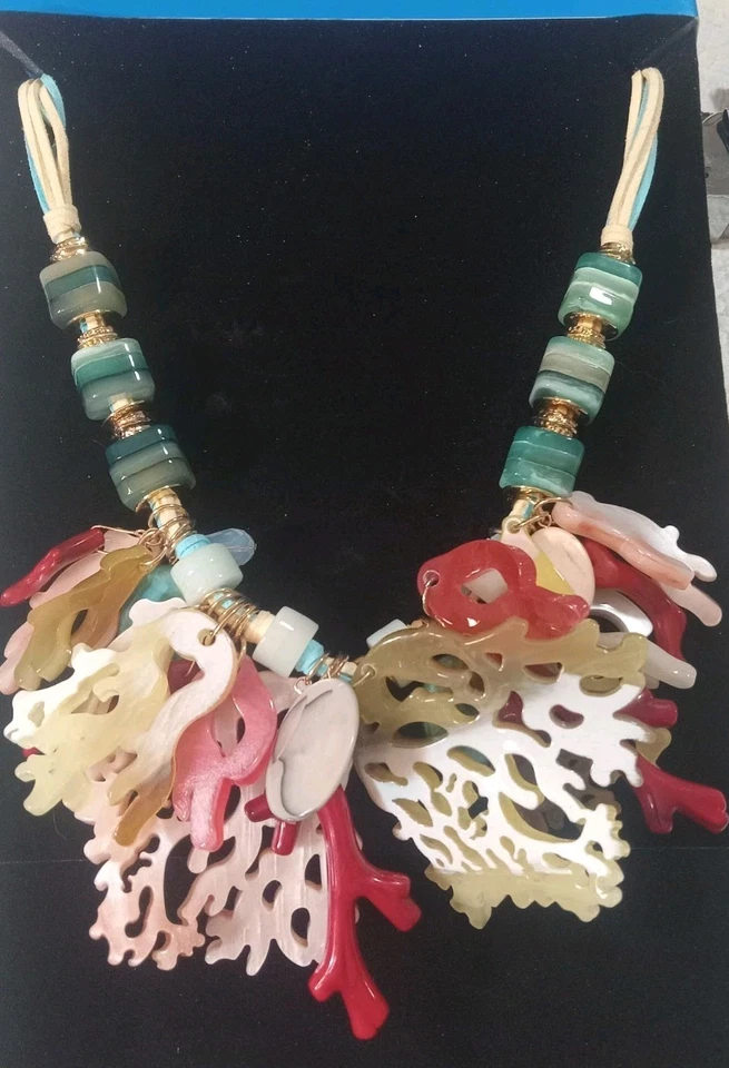 Collar adornado con imitación coral Rara Avis by Iris Apfel