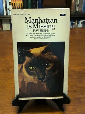 MANHATTAN IS MISSING by E.W. Hildick (2ND CAMELOT PRINTING - 1971) MINT COND