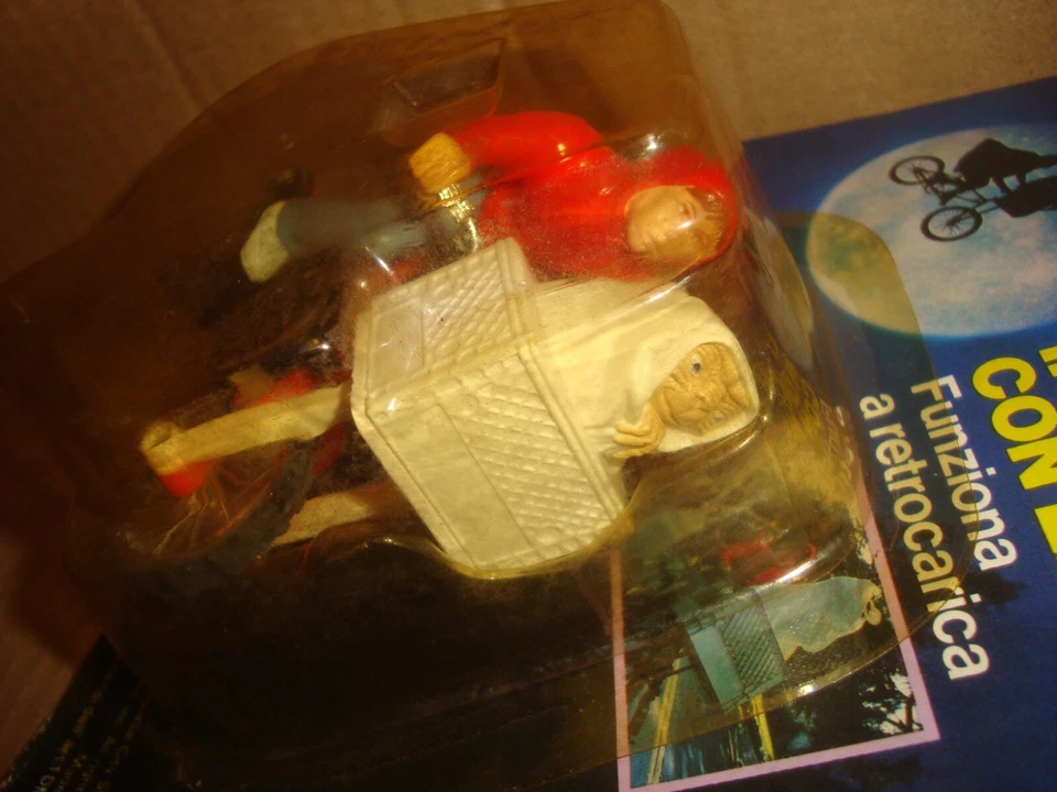 E.T. EXTRA-TERRESTRE E.T. IN BICICLETTA CON ELLIOTT LJN/AL-ES 1982 - Imagen 3 de 4