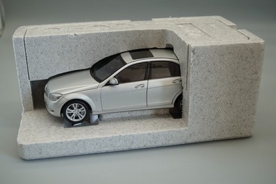 1/18 AUTOart  Mercedes-Benz C-Klasse SILBER DEALER EDITION B66962368 -MH902