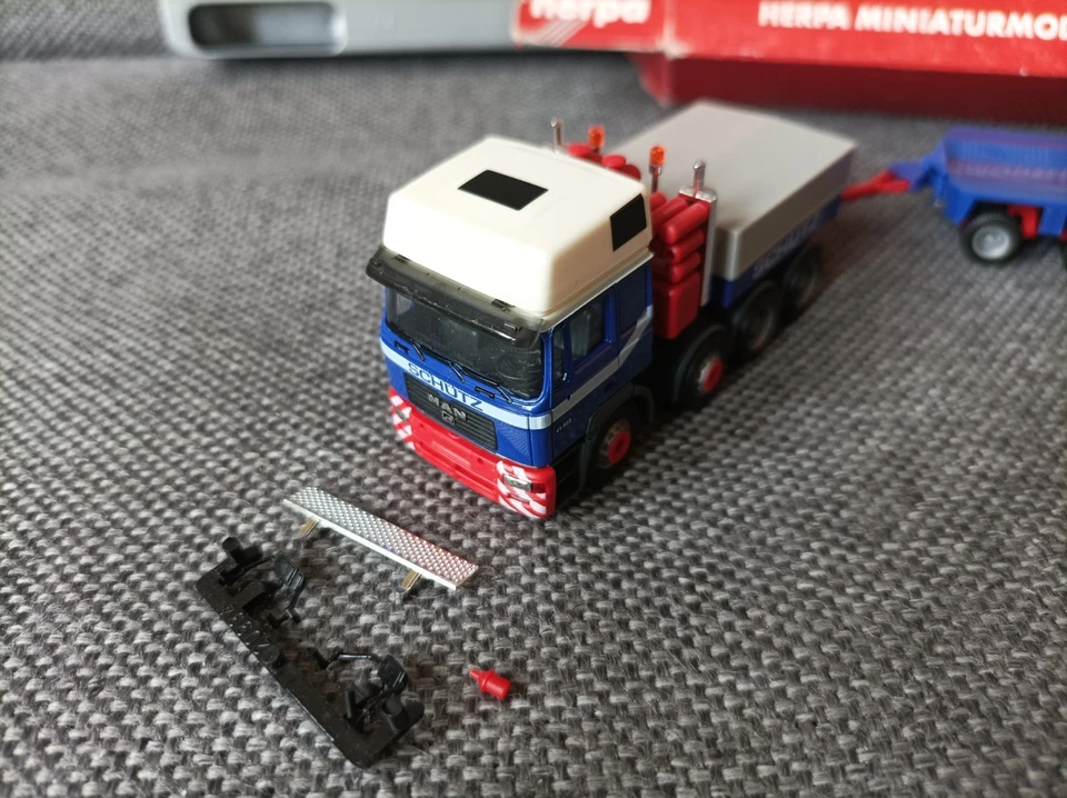 Herpa H0 1:87 in OVP - 148429 MAN E2000 8-achslinien Tieflade-Sattelzug "Schütz" - Bild 3 von 4