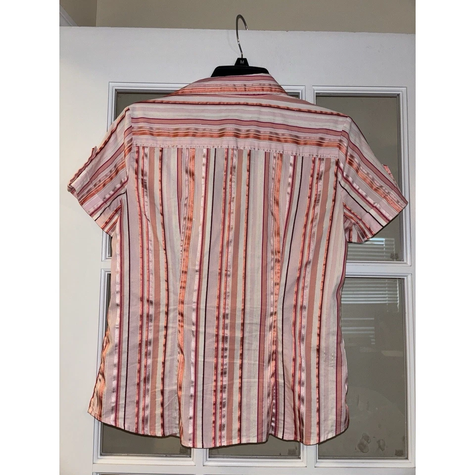 New York & Company Mujer Rosa Rayas Botón Abajo Blusa Manga Corta Pequeña Foto 4 de 4