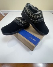 Clarks Womens Suede Indoor Outdoor Clog Slippers Black Faux Fur Lined Cozy NIB