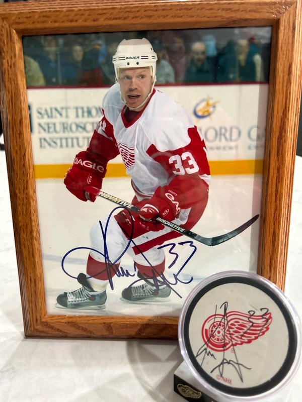 Kris Draper autographed photo and puck in stand