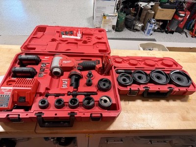 Milwaukee 2676-22 M18 ForceLogic 10T Knockout Tool Kit w/ 2-1/2''-4'' Set