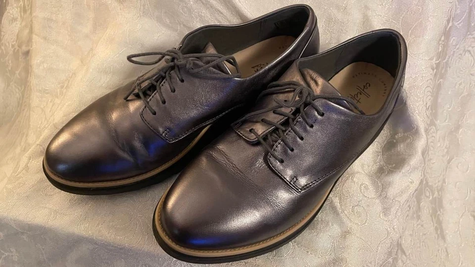 Zapatos Oxford Bronce Metálico Colecciones de Clark para Mujer. US10W EN MUY BUEN ESTADO Foto 2 de 4