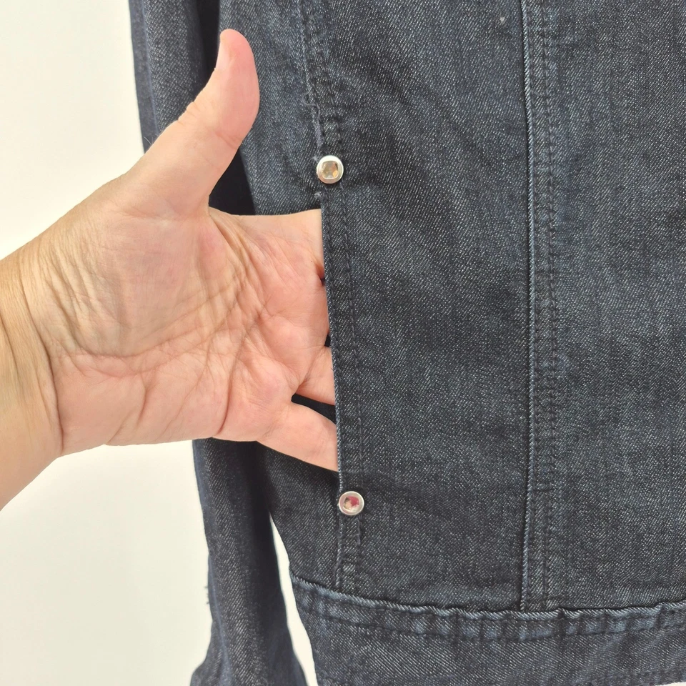 Chaqueta de mezclilla adornada Chico's Platinum Chicos talla 1 (M) estrás lavado oscuro Foto 4 de 4