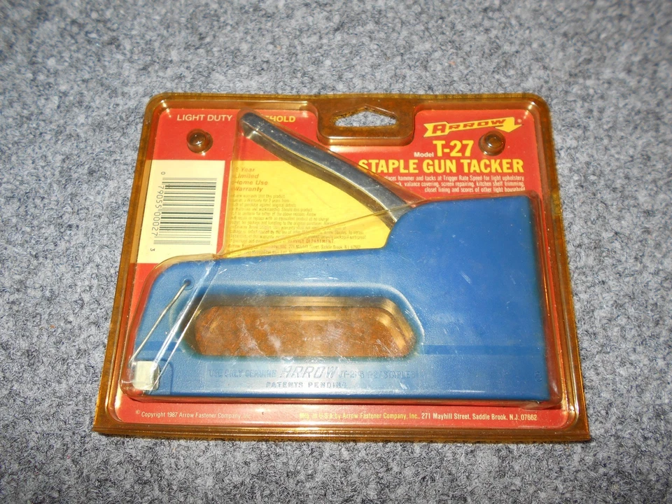 ARROW FASTENER NEW! VTG T-27 BLUE STEEL STAPLE GUN TACKER IN ORIGINAL BOX      - Image 2 of 2