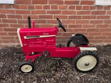Scale Models  Farmall 1206 Pedal tractor 