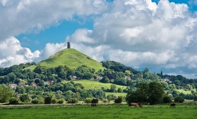 Foto 6x4 Glastonbury Tor: Blick auf ein ikonisches Wahrzeichen um 2017
