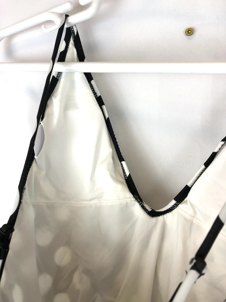 Traje de baño Volcom de una pieza a lunares con cuello en V para mujer talla pequeña Foto 3 de 4