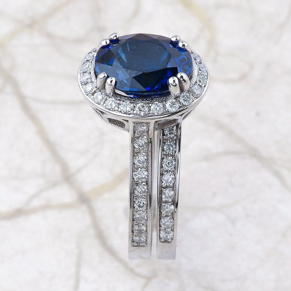 Juego de anillos de compromiso de diamantes ovalados azules de 3,30 quilates enchapados en oro blanco de 14 quilates Foto 3 de 4