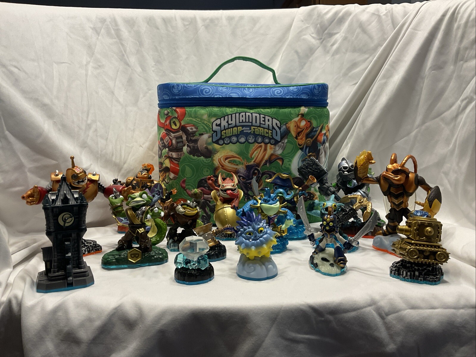 Skylanders Assorted Action Figures Lot Of 17 Plus Bag