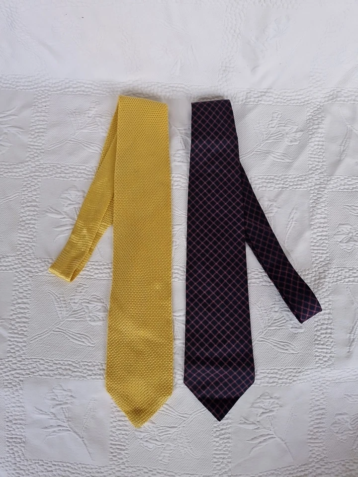 2 × DUNHILL MENS KNITTED LIGHT GOLD & NAVY CHECKED 100% SILK TIES. VINTAGE. - Image 3 of 4