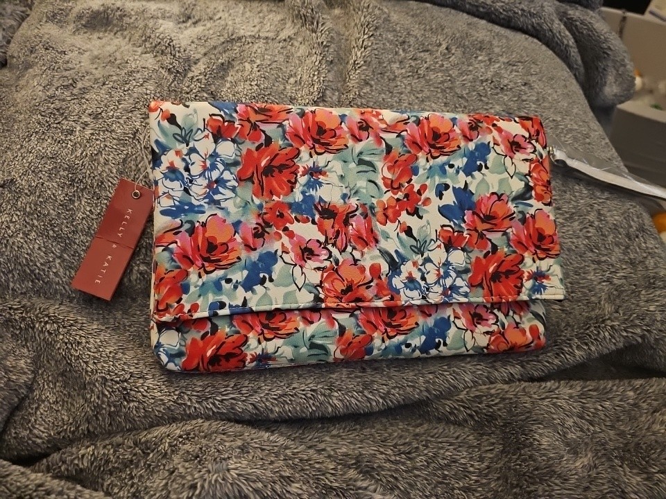 Kelly & Katie Crossbody/Wristlet Purse Clutch Handbag Watercolor Flowers New