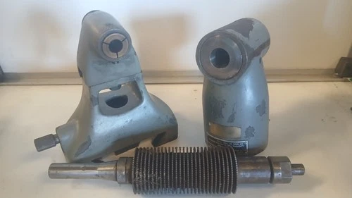 BRIDGEPORT RIGHT ANGLE MILLING HEAD W/ ARBOR SUPPORT & ARBOR