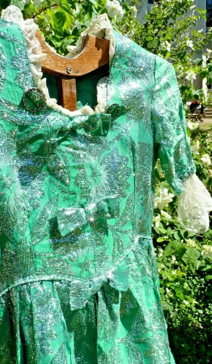 ANCIEN COSTUME DE MARQUISE ROBE ANCIENNE POUR JEUNE FILLE vers