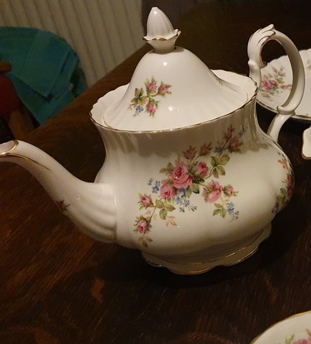 Royal Albert “MOSS ROSE” 2 & 1/4 Tea Pot - Excellent Condition - Picture 2 of 5