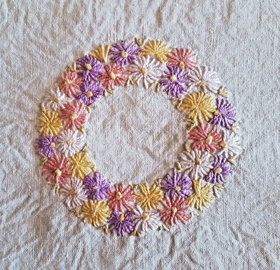 Napperons début XXe - 2 identiques en coton brodés à la main - 23 cm x 25 cm - Photo 2/3