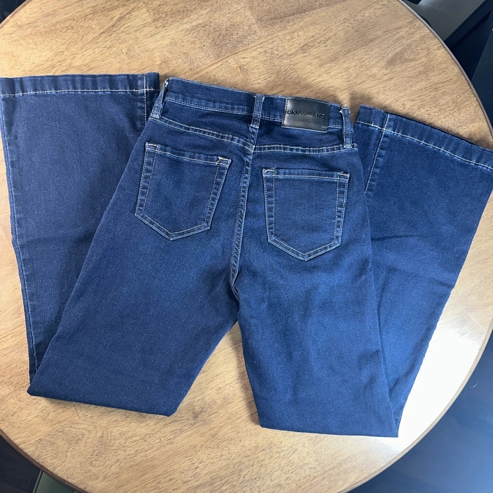 Pantalones de mezclilla DKNY Williamsburg tiro alto acampanados lavado oscuro para mujer 2/26 28” entrepierna Foto 3 de 4