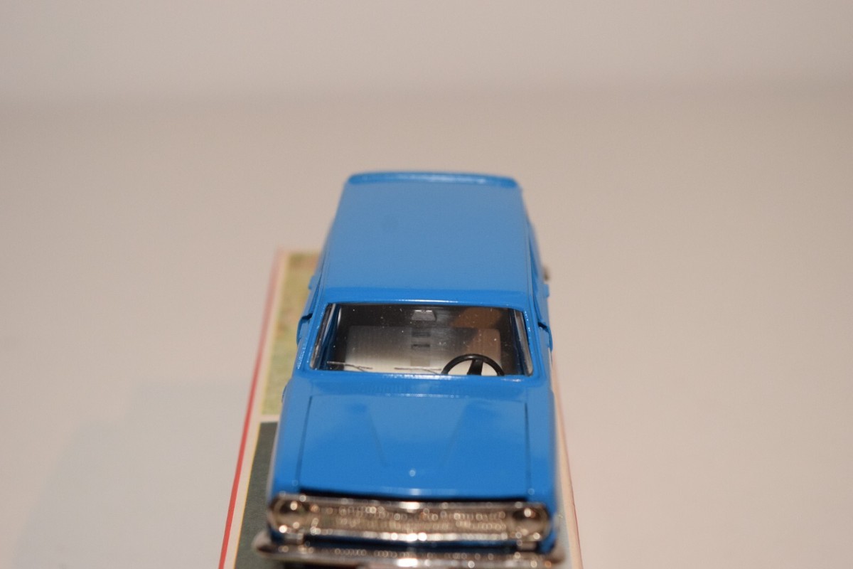 CCCP ソ連 ロシア　 VOLGA GAZ 24 救急車 ミニカー　セット CCCP ソ連 ロシア VOLGA GAZ 24 救急車 ミニカー セット