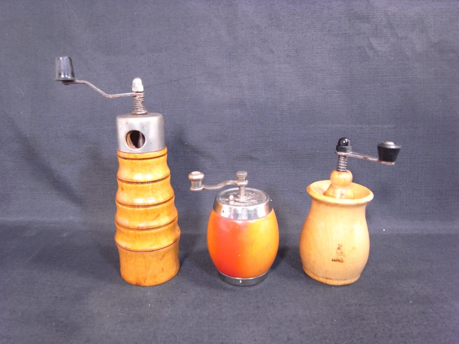LOT OF 3 VINTAGE RETRO HAND CRANK WOODEN PEPPER SPICE MILL GRINDER KITCHEN DECOR