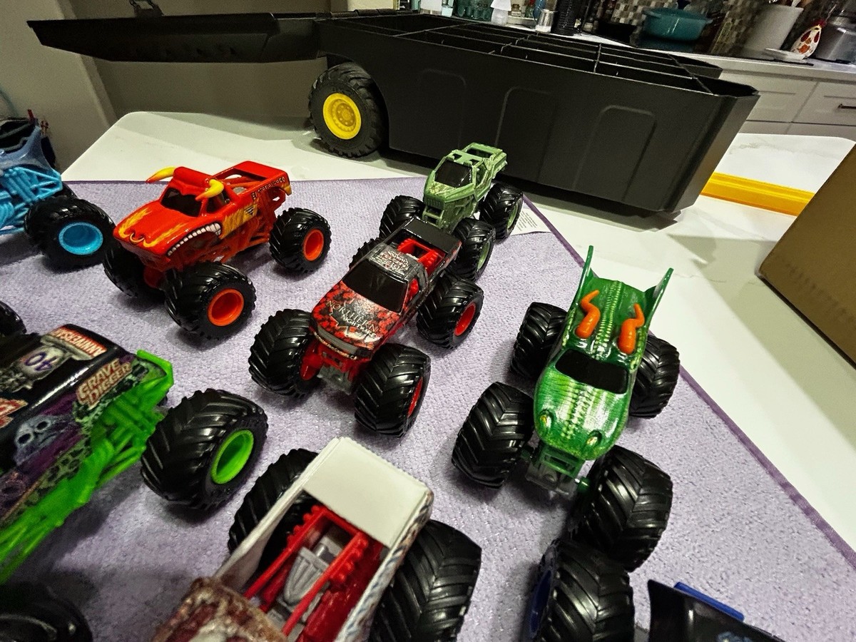 Monster Jam Pit Party & Go Carrying Rolling Case w/ 10 POPULAR