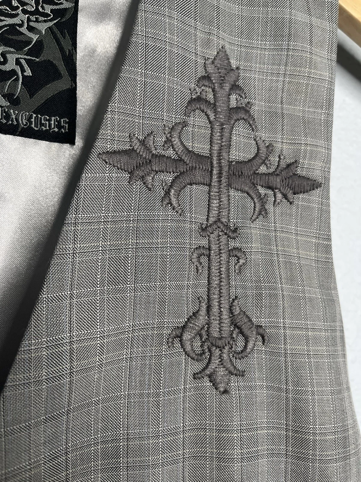 Roar Vest Mens M Gray Button Up Embroidered Cross - product detail image 4