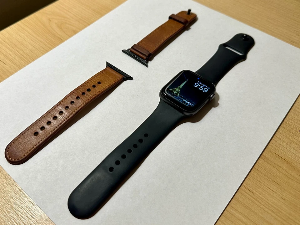 Apple Watch Series 4 44 mm GPS+LTE con correa deportiva negra y correa de cuero real Foto 2 de 4