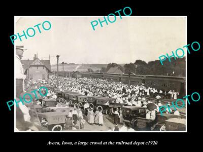 OLD POSTCARD SIZE PHOTO OF AVOCA IOWA CROWD AT THE RAILROAD DEPOT c1920