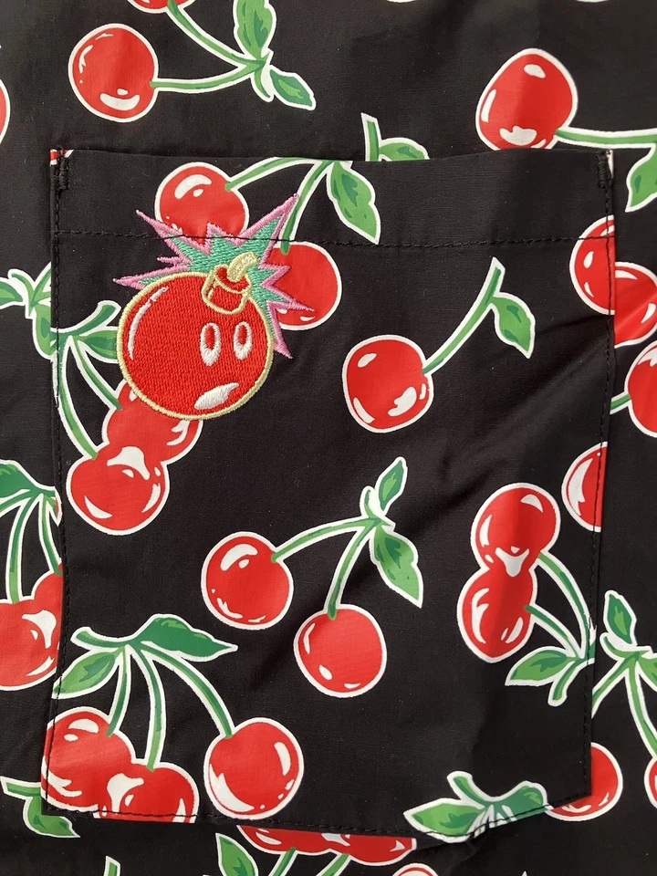 Camisa The Hundreds AOP Cherries Adam Bomb S/S Bolsillo Abotonado L Negra Foto 3 de 4