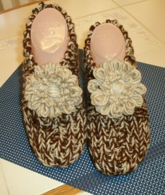 HAND KNITTED WOMAN  LADY SLIPPERS ''CUTE'' SIZE MEDIUM ~ 7 - 9  ~ NEW