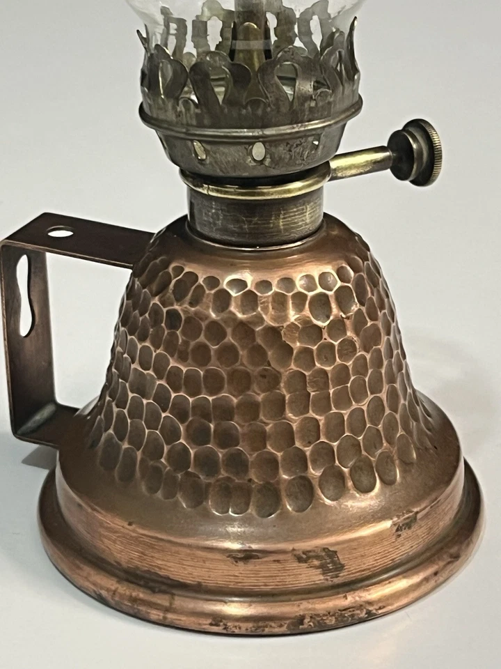 Ancienne Petite Lampe À Pétrole En Cuivre Martelé Verre Cristal Supérieur - Photo 3/4