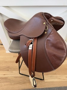 Paris Tack Lafitte Close Contact English Saddle 15.5 R Brown Leather Stirrups