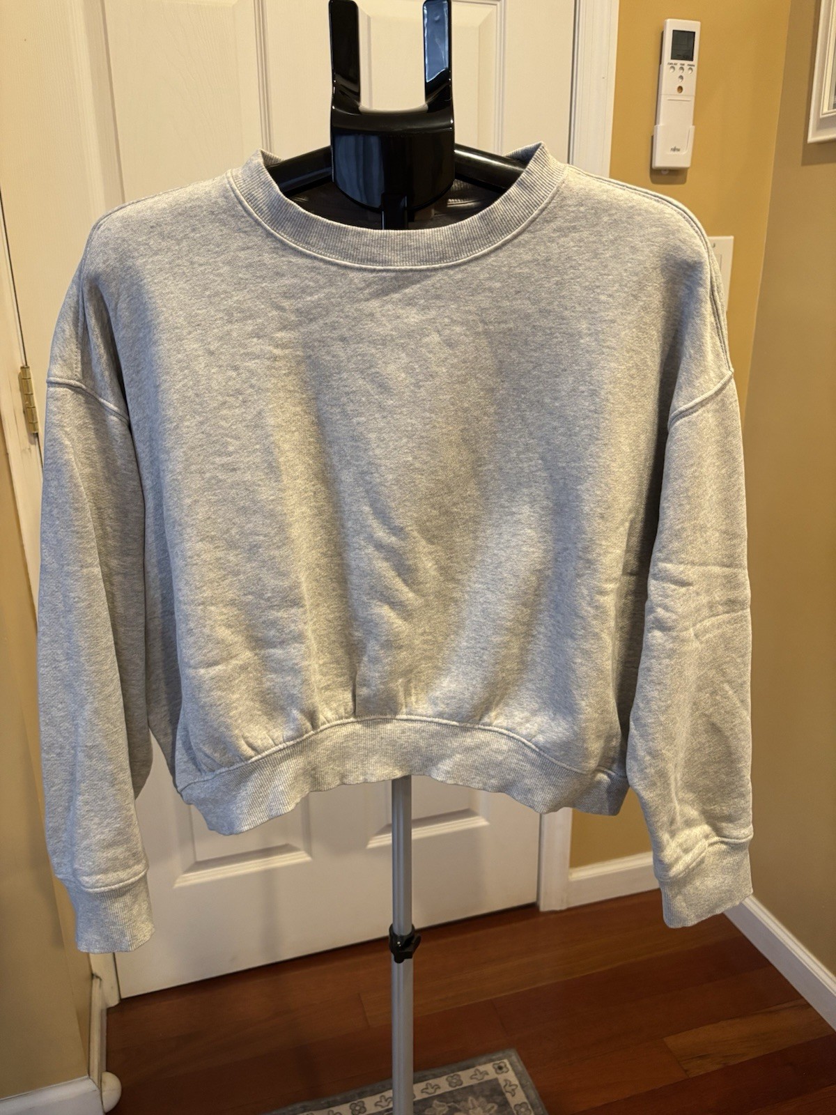 Universal Thread Women’s Cropped Pullover Sweatsh… - image 1