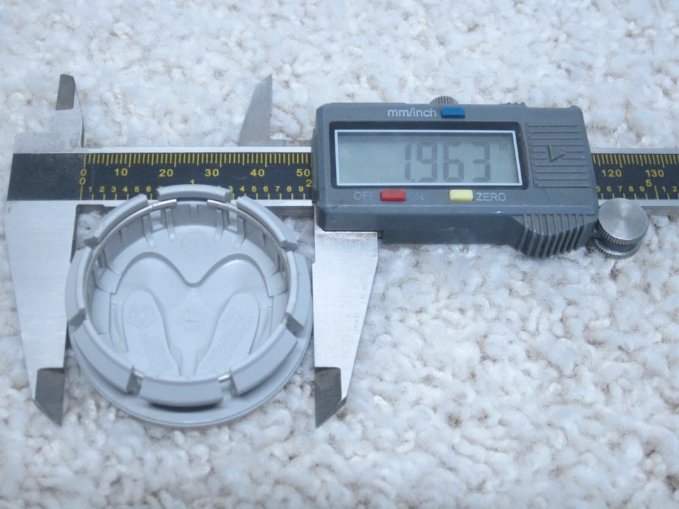 CARGADOR DODGE, GRAND CARAVAN, MAGNUM, TAPA CENTRAL RUEDA STRATUS 04782764AA #2F-12 Foto 2 de 2