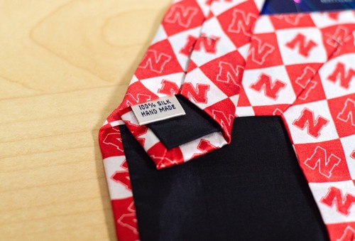 University Of Nebraska Huskers Football 100% Silk Neck White & Red Diamonds Tie - Picture 6 of 7