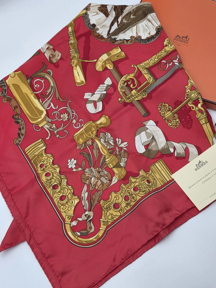 Bufanda vintage auténtica HERMES Paris 90 cm “Copeaux” oro rojo 100% seda con caja. Foto 4 de 4