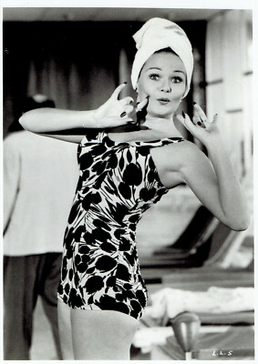 1975 Press Photo Pinup Actress Valerie Perrine Cheesecake Models Sexy