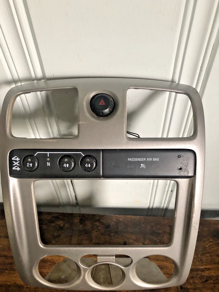 Chevy Colorado GMC Canyon 2004-2012 radio tablero bisel panel de ajuste con interruptor 4x4 OEM Foto 2 de 4