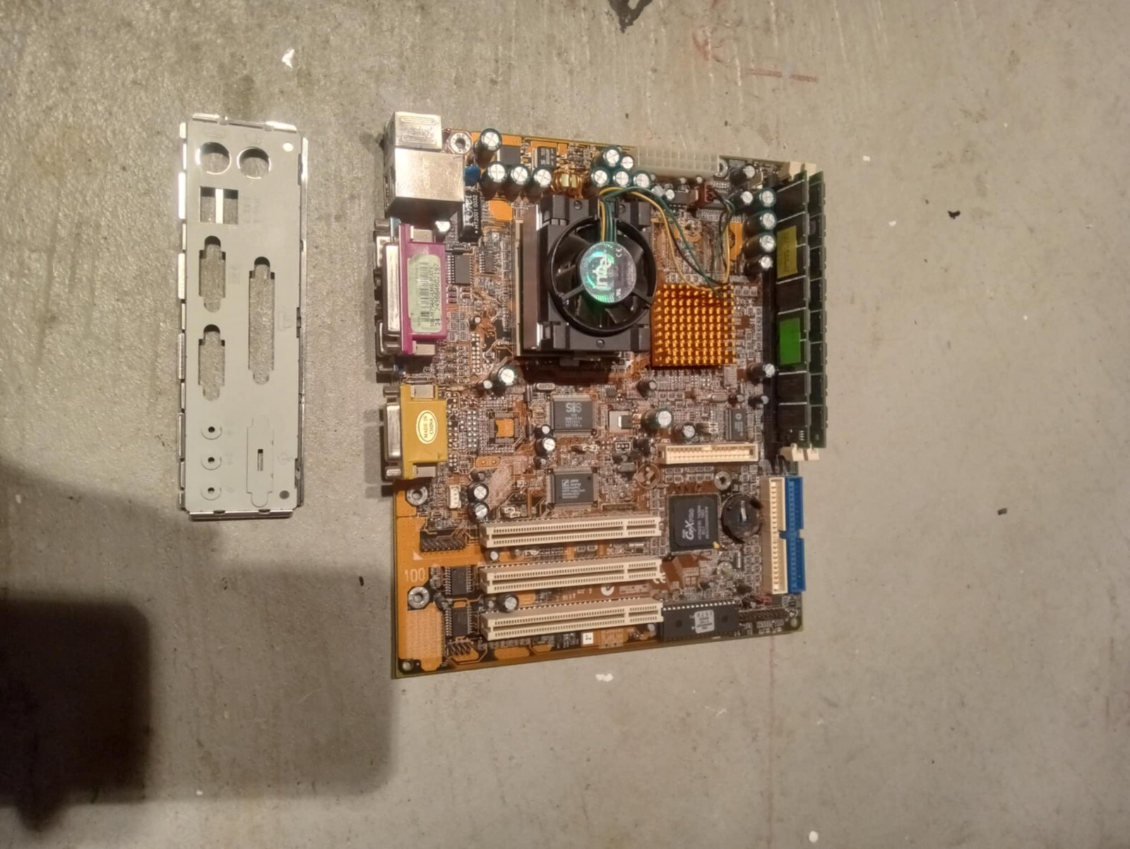 PCChips M754LR Hsin Tech Motherboard Socket 370 Pentium 3 800 MHz CPU and RAM