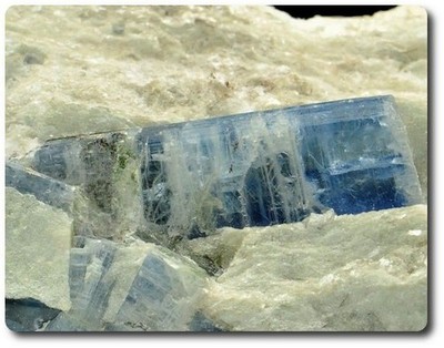 Mineralien Und Edelsteine. 95,50 Gramm KRISTALL VON CYANIT IN MICA Imit