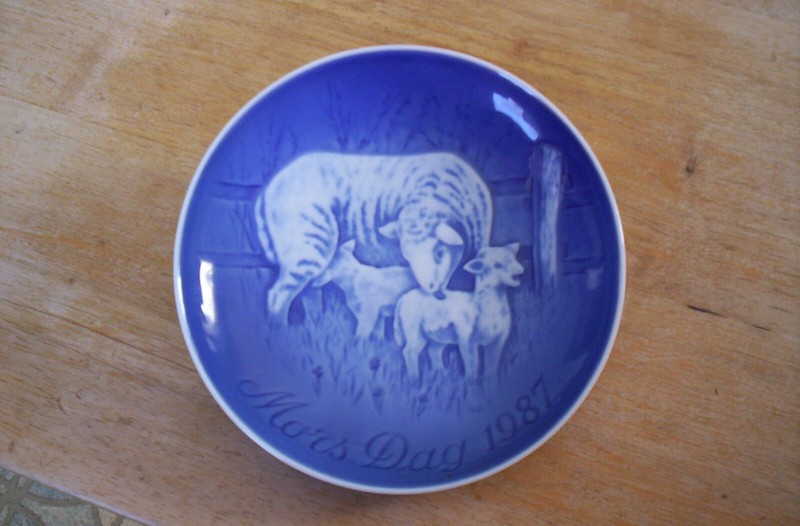 B & G Bing & Grondahl Mors Dag 1987 Mothers Day Plate  Mom Sheep & 2 Baby Lambs