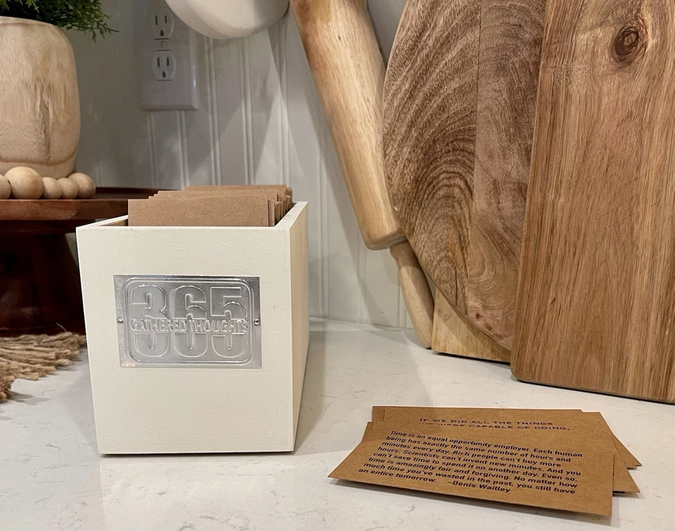 Caja Blanca con 365 Pensamientos de Amor Reunidos - ¡Una Tarjeta para Cada Día! ¡Gran regalo! Foto 3 de 4