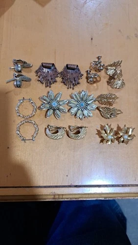 LOT OF 9 PAIRS OF VINTAGE SILVER AND GOLD TONE COSTUME JEWELRY EARRINGS.
