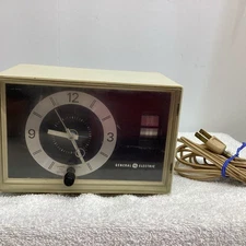 Vintage 70s GE General Electric AM Clock Radio Beige Analog Art Deco Decor Den