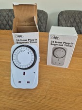 2x Minder 24 Hour Plug In Segment Timer For Lights  Appliances Whilst On Holiday