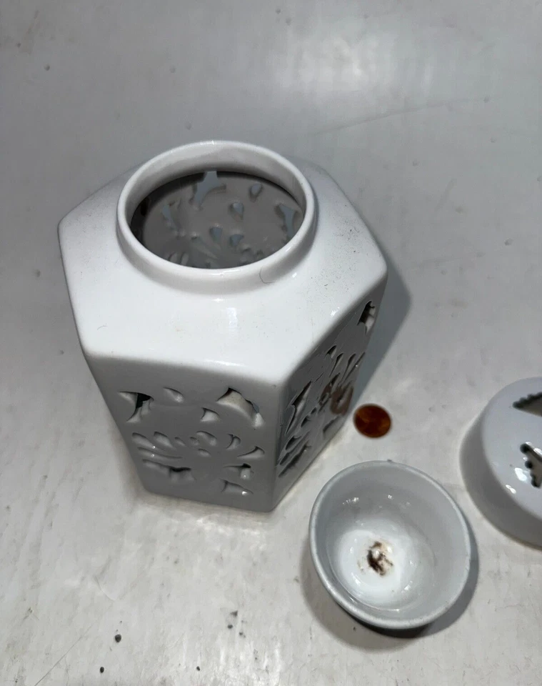 Восковая горелка с крышкой с белым вырезом дизайн фарфор 6,5 дюйма высота - Изображение 3 из 4